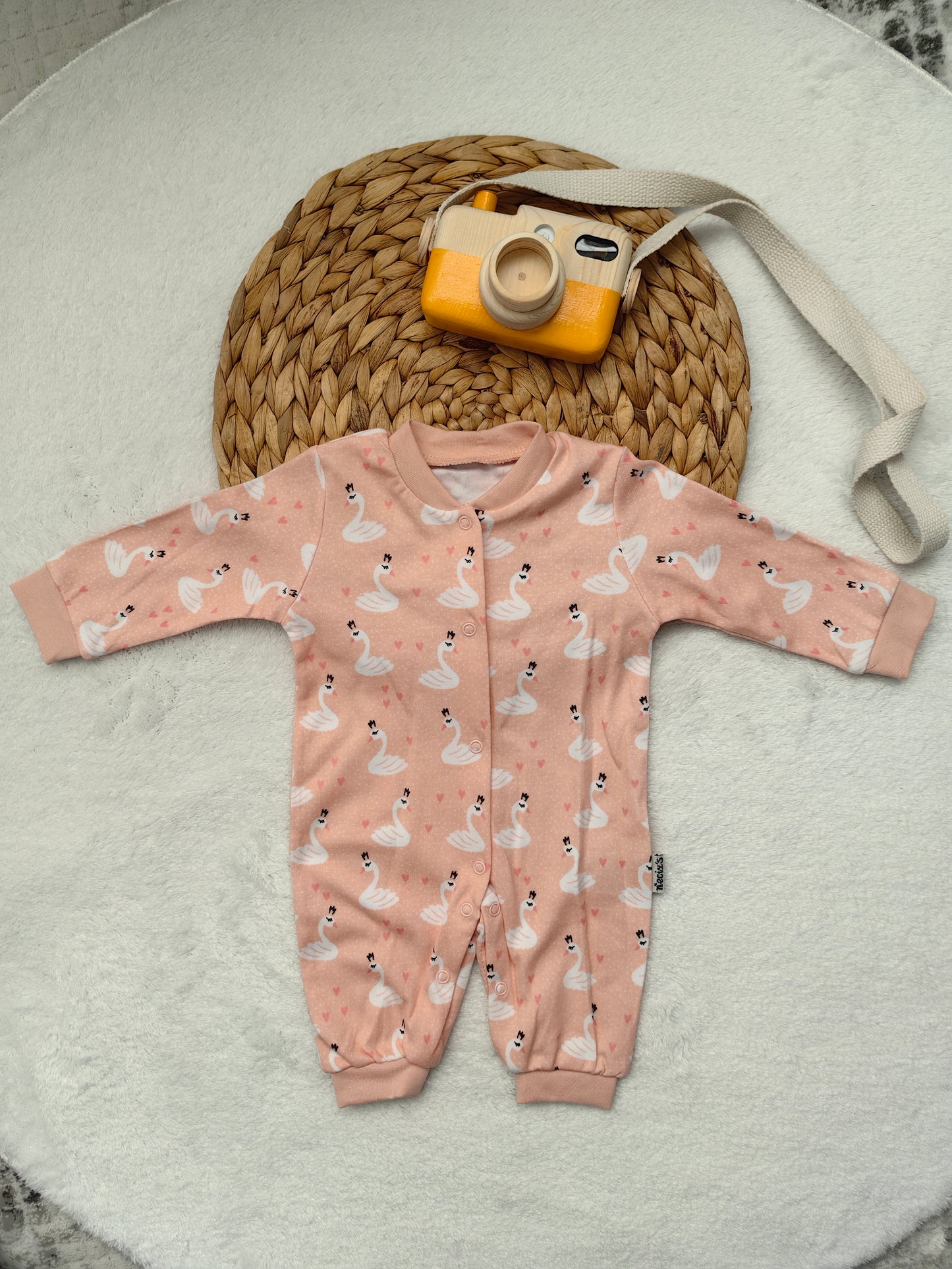 Kuğu Desenli Çıtçıtlı Tulum – Pembe