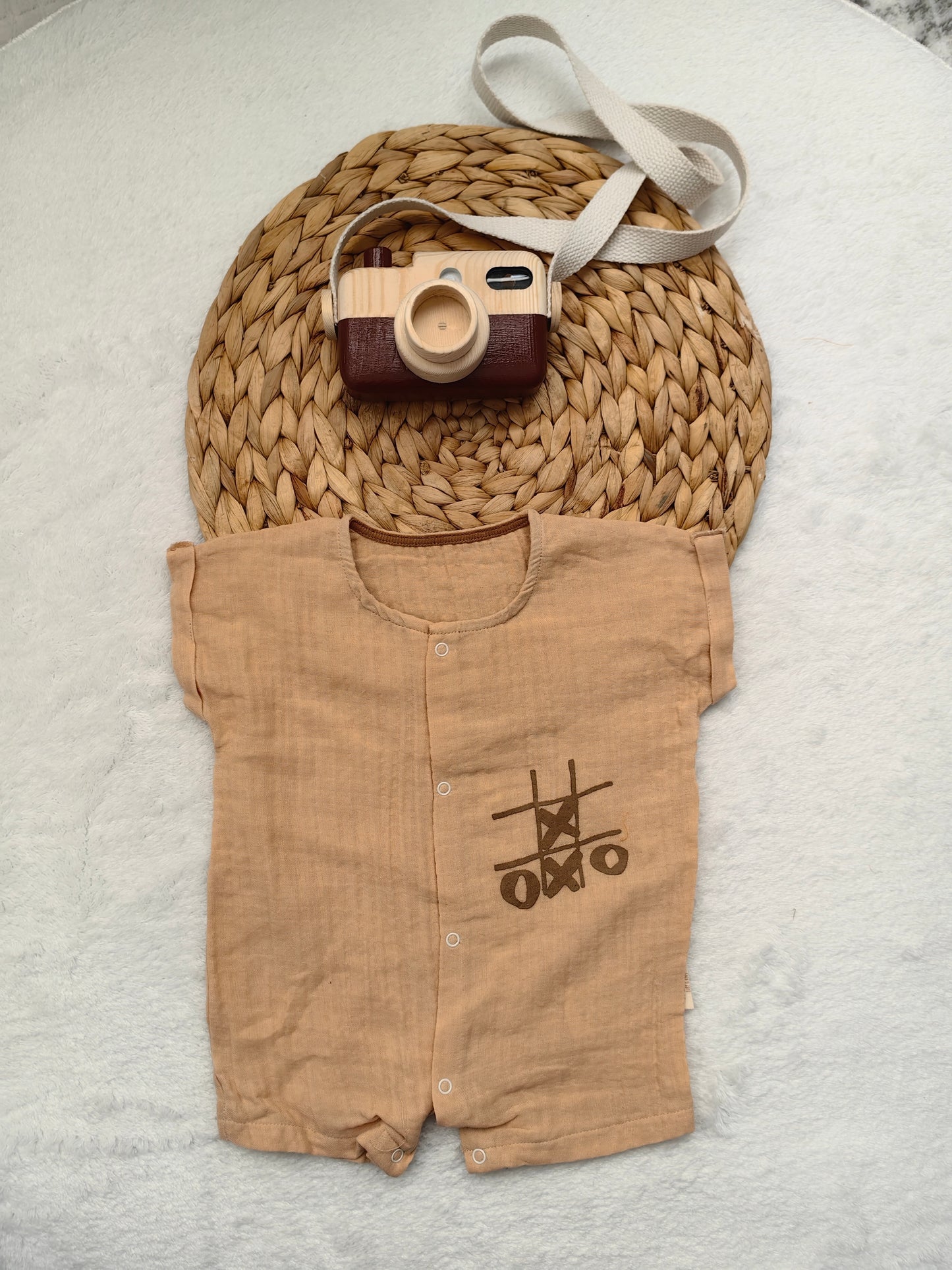 XOXO Baskılı Çıtçıtlı Tulum – Sütlü Kahve