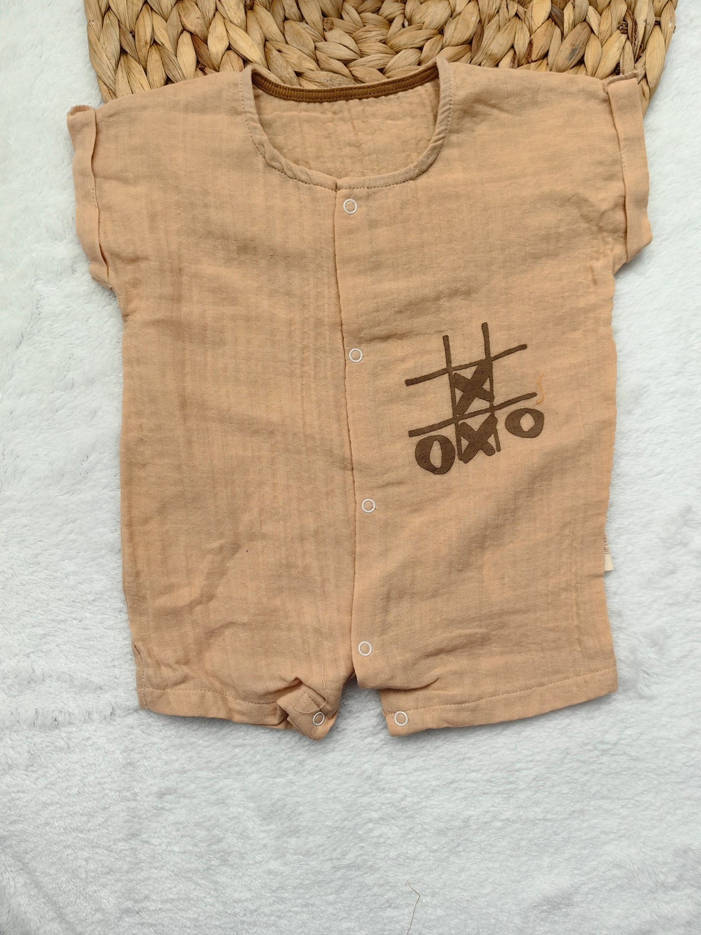 XOXO Baskılı Çıtçıtlı Tulum – Sütlü Kahve