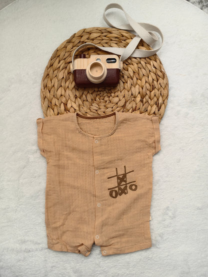 XOXO Baskılı Çıtçıtlı Tulum – Sütlü Kahve