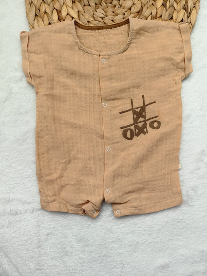 XOXO Baskılı Çıtçıtlı Tulum – Sütlü Kahve